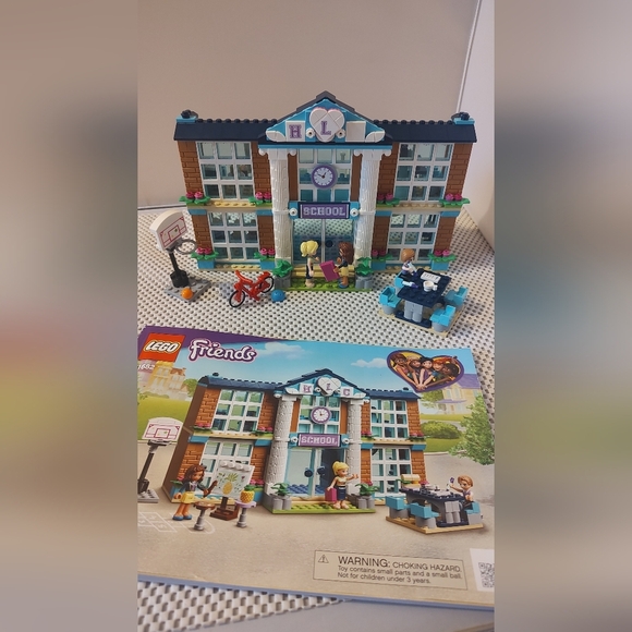 Lego Friends 41682 Heart Lake City School - Picture 1 of 3